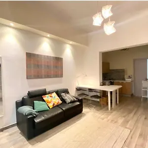 Cosy Modern Flat Private Patio , Florencia Italia